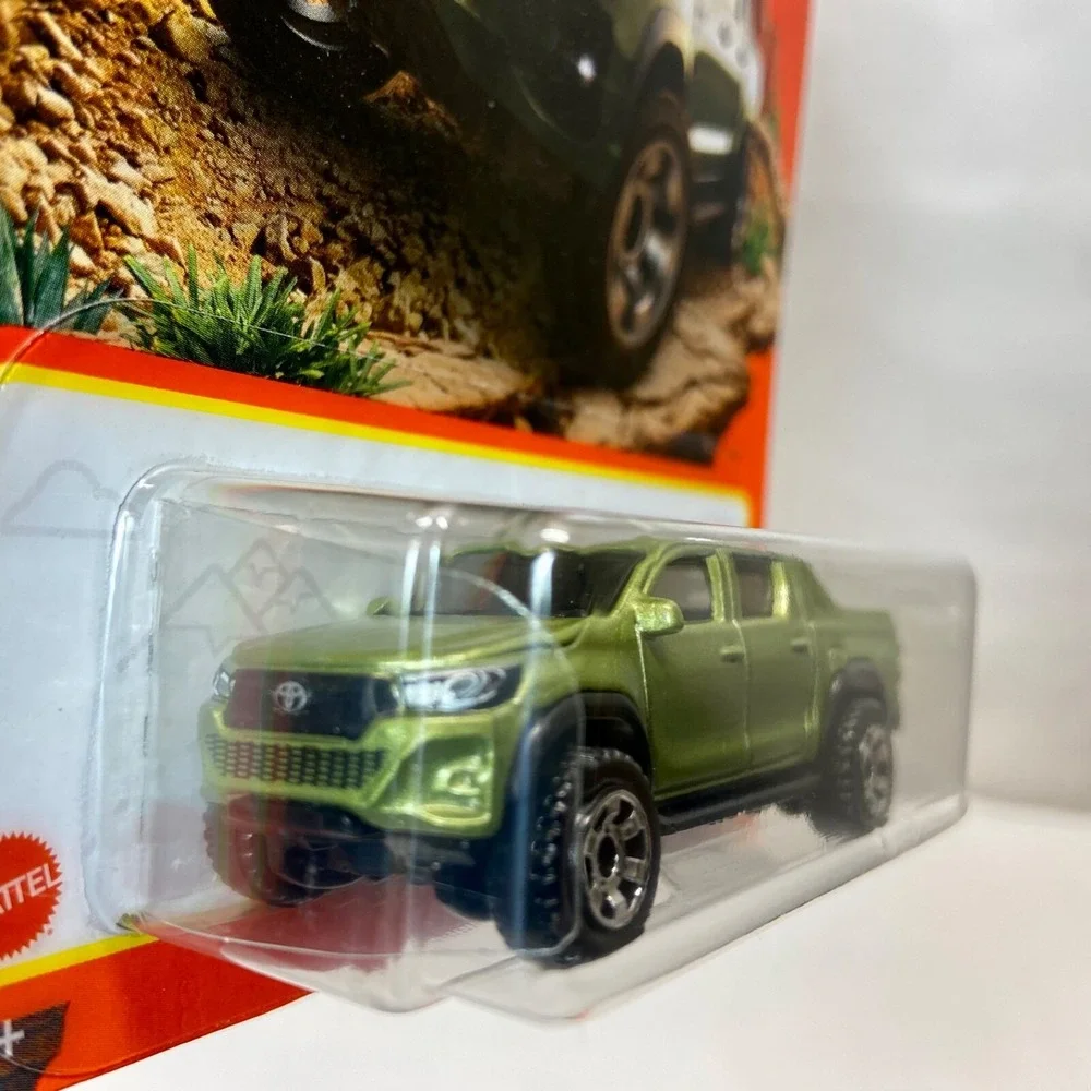 Matchbox 2018 Toyota Hilux 40/100 Green Metal 1/64‎ Toyota Official Truck 2023
